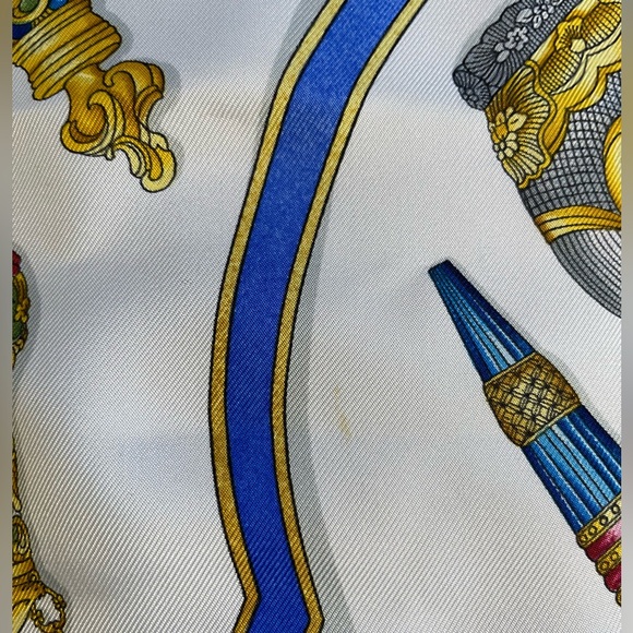 !!Vintage Hermes!! Scarf 100% Silk Lu Falcon Perfume Bottles - Great Condition!! - Picture 5 of 6